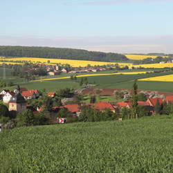 Dorf inmitten landwirtschaftlicher Flächen