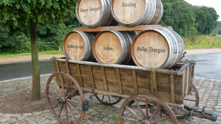 Weinfässer auf einem Wagen