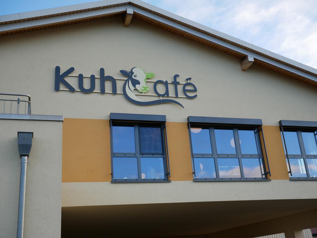 Blick auf ein Gebäude mit der Beschriftung 'Kuhcafé'