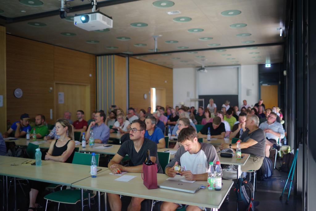 Besucher des Haselnusstages 2025