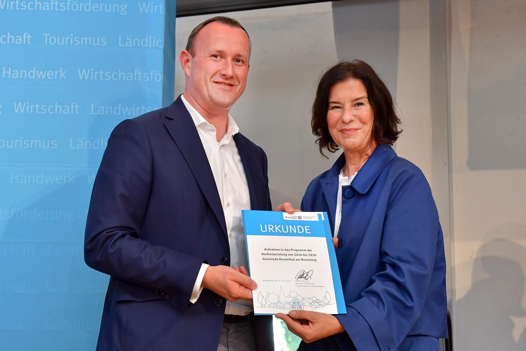 Urkundenübergabe durch Colette Boos-John, Thüringer Ministerin für Wirtschaft, Landwirtschaft und Ländlichen Raum