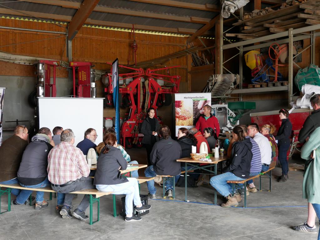 Zuhörer eines Vortrages in einer Maschinenhalle