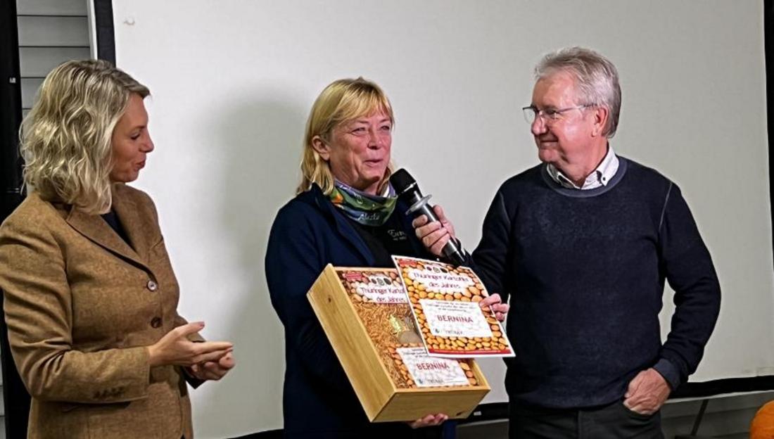 eine Gruppe von Menschen bei einer Preisverleihung