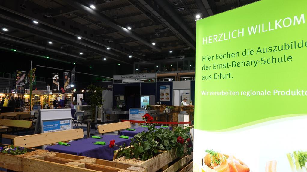 Blick auf einen Messestand