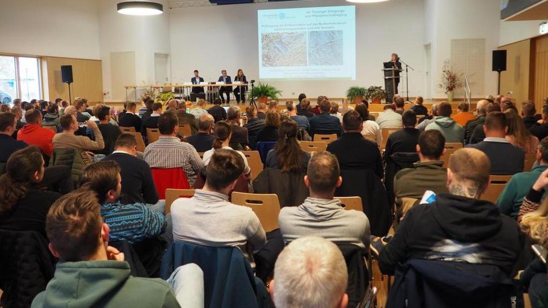 gut gefüllter Saal
