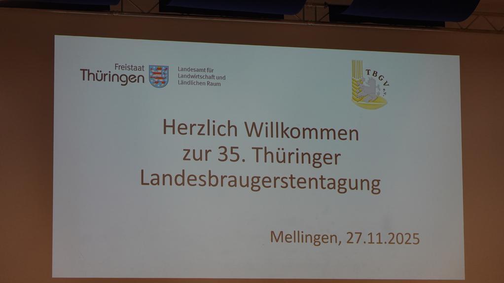 Begrüßungsfolie mit Text 'Herzlich Willkommen zur 35. Thüringer Landesbraugerstentagung Mellingen, 27.11.2025' und Logos von Freistaat Thüringen und TBGV.