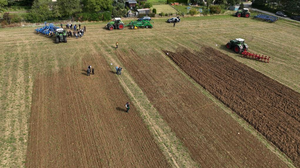 Landtechnik beim Umbruch eines Luzernefeldes