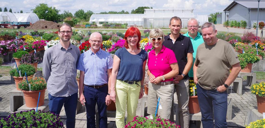 Die ZVG-Präsidentin Frau Kähler-Theuerkauf zu Besuch am LVG Erfurt v.l.n.r.: Dr. Martin Penzel (Referent Obstbau), Dr. Gerd Reidenbach (Referatsleiter 33), Annett Panknin (Schulleiterin), Eva Kähler-Theuerkauf, Stefan Henfling (Überbetriebliche Ausbildung), Joachim Lissner (Geschäftsführer Landesverband Gartenbau Thüringen e. V., LVGT), Ulrich Haage (Präsident LVGT).