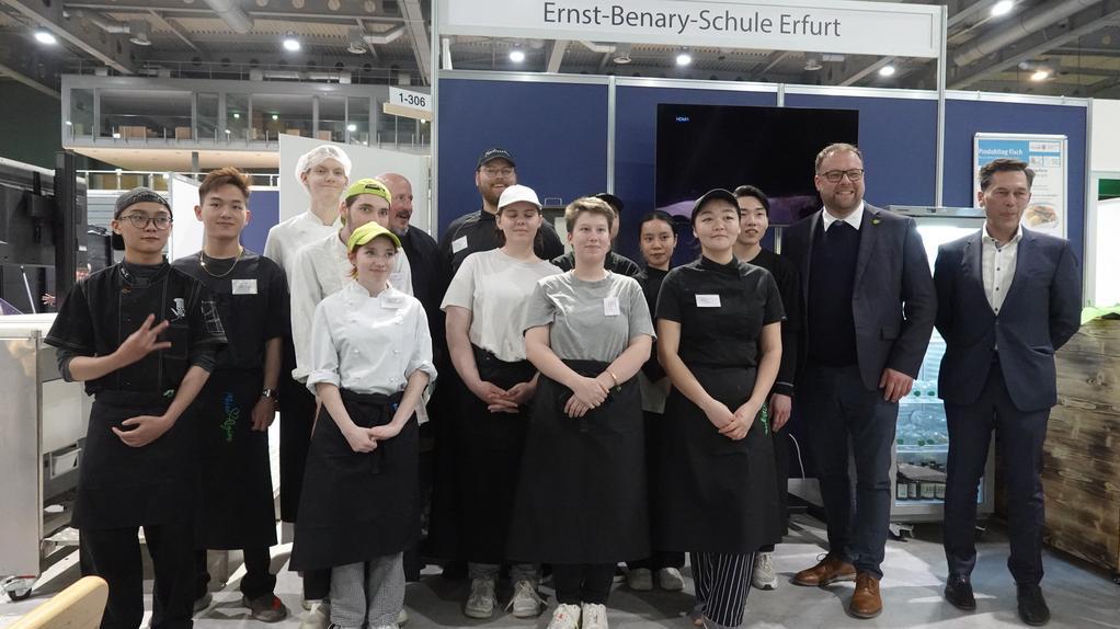 Gruppe von jungen Menschen auf einem Messestand