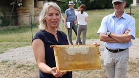 Ministerin Karawanskij mit Bienenwabe