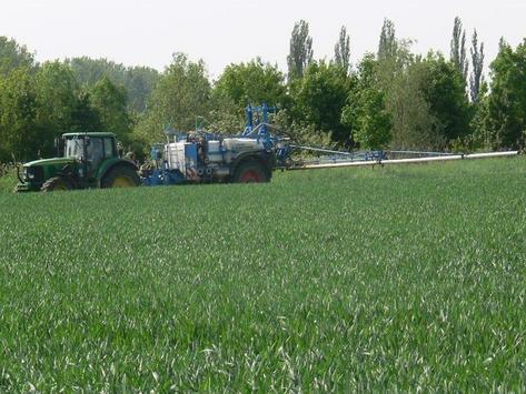 Pflanzenschutzgerät im Einsatz auf einem Getreidefeld