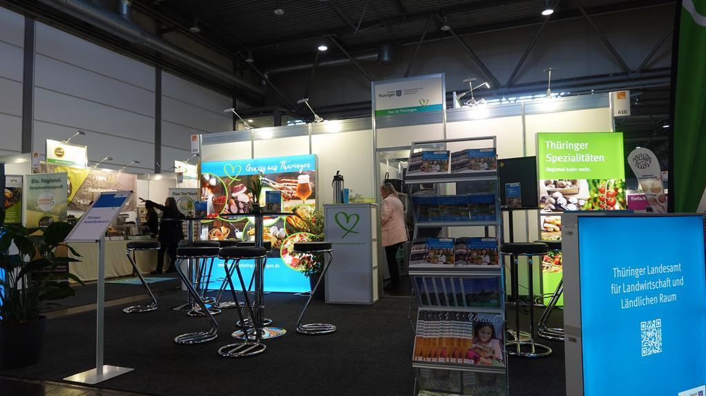 Messestand mit Informationswänden und Display.