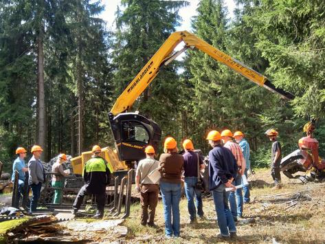 Innovationssauschuss begutachtet Forsttechnik