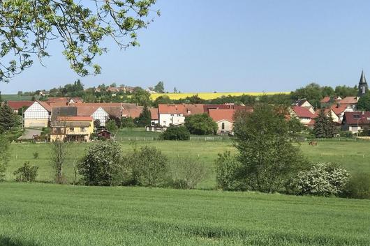 Feld und dörfliche Siedlung