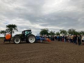 Erläuterung von mechanischer UNkrautbekäpfungstechnik vor einer Gruppe Auszubildender