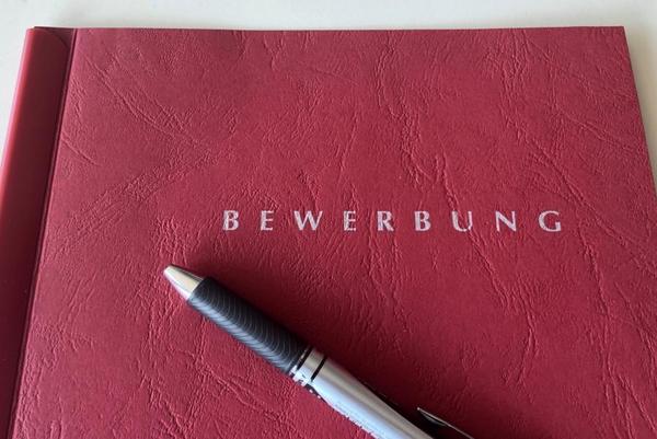 liegende Bewerbungsmappe mit Kugelschreiber