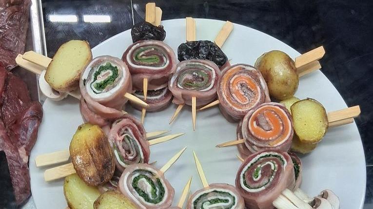 Teller mit Wildfleisch-Spießen
