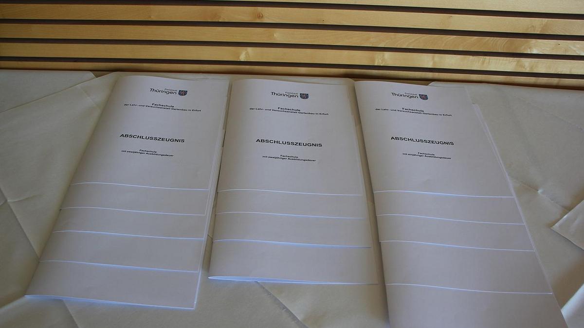 Urkunden auf Tisch