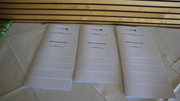 Urkunden auf Tisch