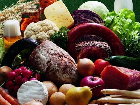 Verschiedene Lebensmittel wie Brot, Eier, Nudeln, Käse, Wurst oder Milch