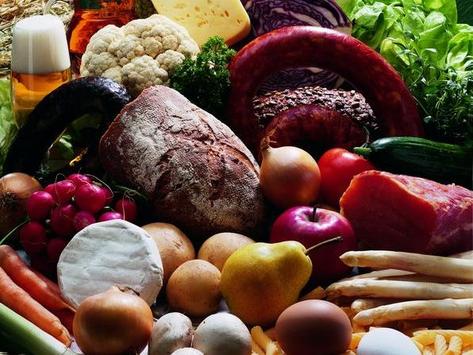 Verschiedene Lebensmittel wie Brot, Eier, Nudeln, Käse, Wurst oder Milch