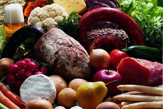Verschiedene Lebensmittel wie Brot, Eier, Nudeln, Käse, Wurst oder Milch