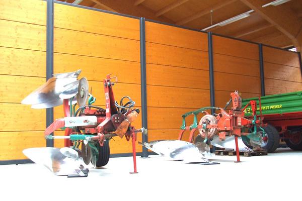 Drehpflug steht in einer Technikhalle