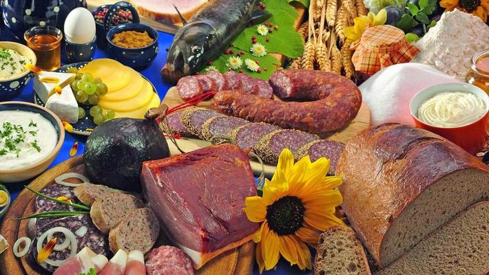 Stillleben mit Brot Wurst Fisch Käse Eiern