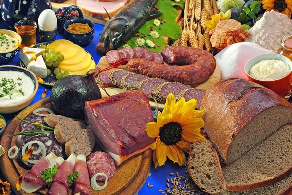 Stillleben mit Brot Wurst Fisch Käse Eiern