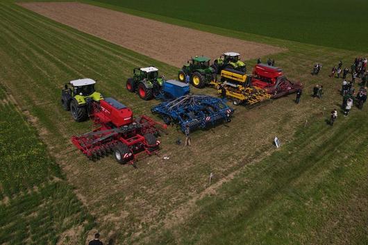 Luftbild Landtechnik auf einem Feldtag