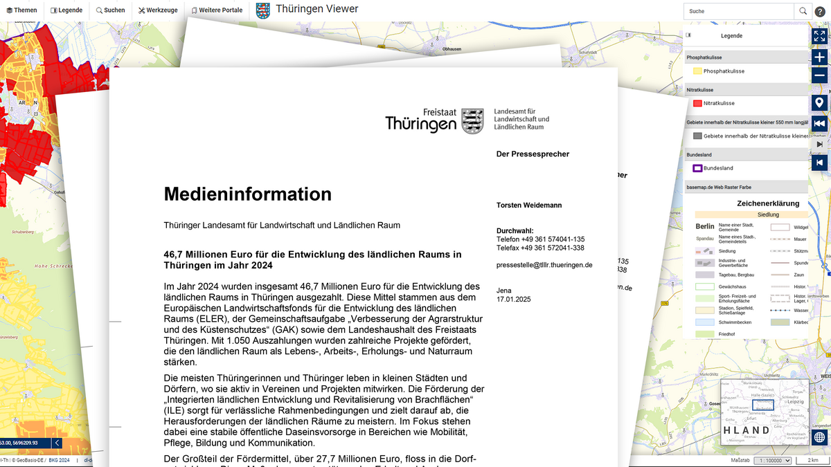Papier mit Medieninformationen, dahinter eine Landkarte