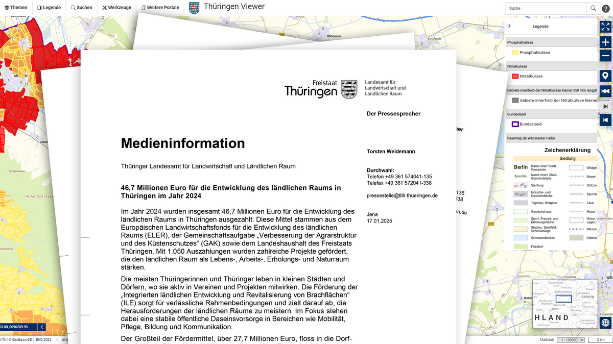 Papier mit Medieninformationen, dahinter eine Landkarte