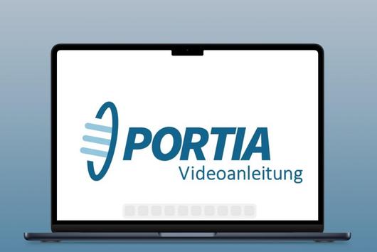 Laptop, auf dessen Bildschirm der Schriftzug "PORTIA-Videoanleitung" geschrieben ist