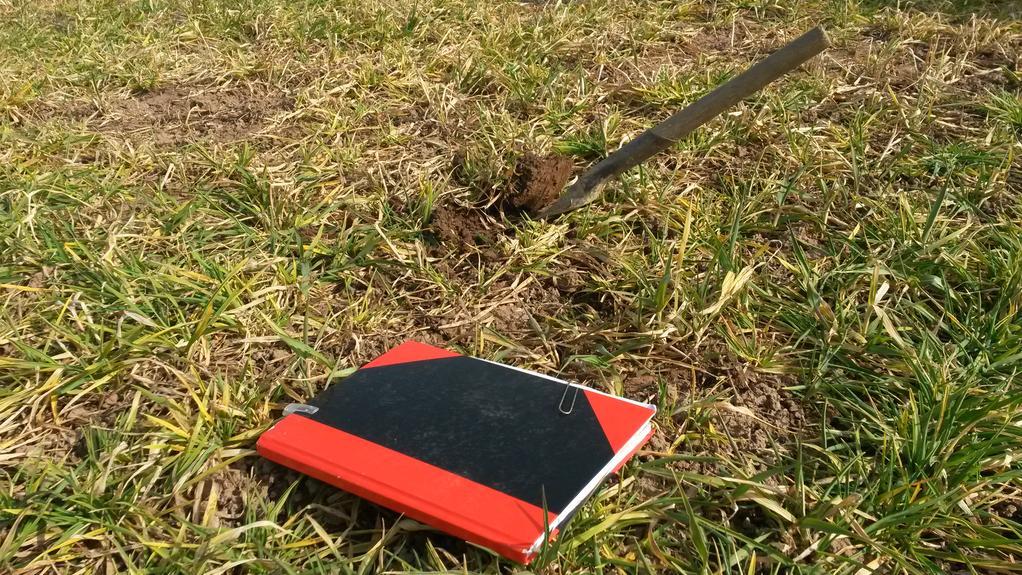 Schreibblock auf einer landwirtschaftlichen Fläche
