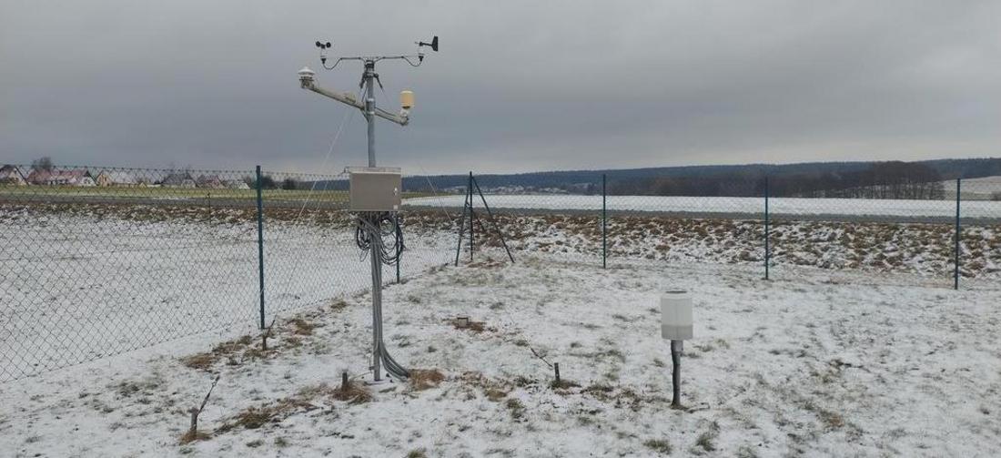 Wetterstation auf einer landwirtschaftlichen Fläche im Winter