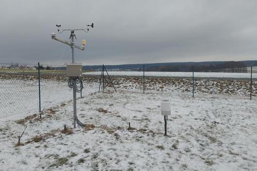 Wetterstation auf einer landwirtschaftlichen Fläche im Winter