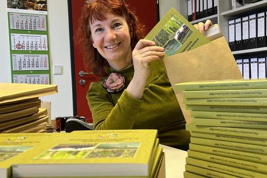 Mitarbeiterin des TLLLR beim Verpacken von Büchern zum Versand