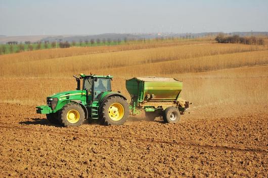Traktor mit angebautem Düngerstreuer