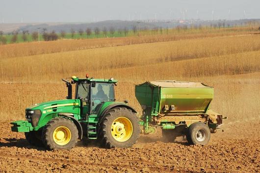 Traktor mit angebautem Düngerstreuer