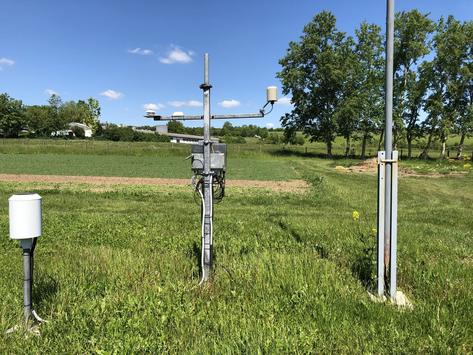 Wetterstation auf einer Grünlandfläche
