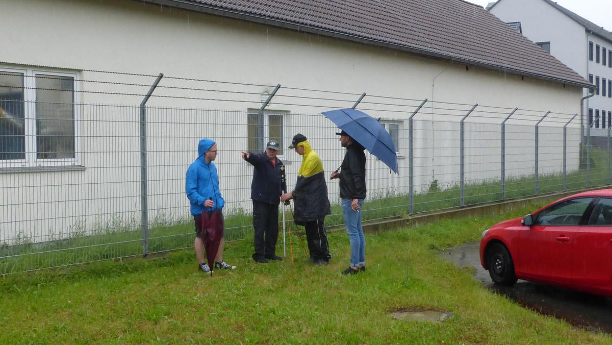 Schüler bei Grundstücksvermessung im Regen