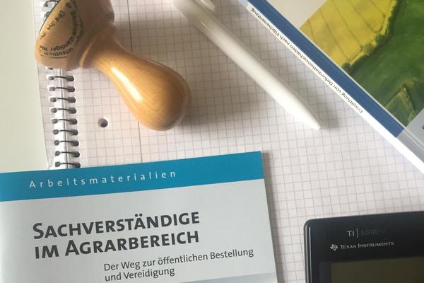 Foto eines Schreibtisches mit Utensilien