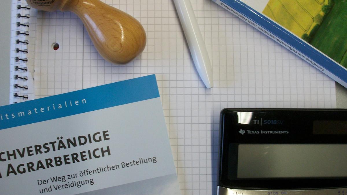 Schreibtisch mit Verzeichnis der Sachverständigen